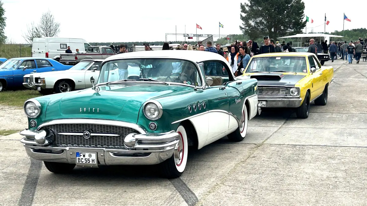 Automobile Verführungskunst: Ein Buick rollt mit Gefolge über das Gelände des Luftfahrtmuseums im Schorfheider Ortsteil Finowfurt. Die Zuschauer machen den Legenden der Landstraßen ehrfürchtig Platz.