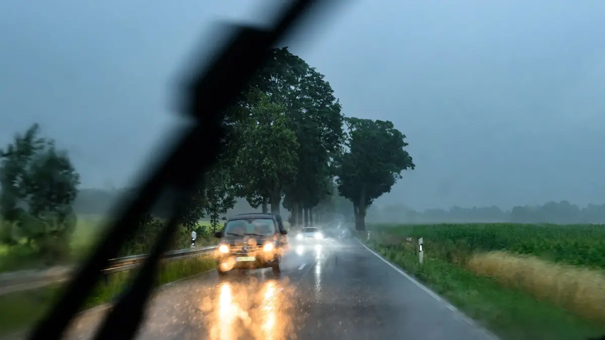 Gewitter für Berlin und Brandenburg erwartet: ARCHIV - 21.07.2025, Brandenburg, Beeskow: Während eines heftigen Regenschauers sind Autos auf einer Landstraße im östlichen Brandenburg unterwegs. (zu dpa: «Stürmischer Wochenstart in Berlin und Brandenburg») Foto: Patrick Pleul/dpa +++ dpa-Bildfunk +++