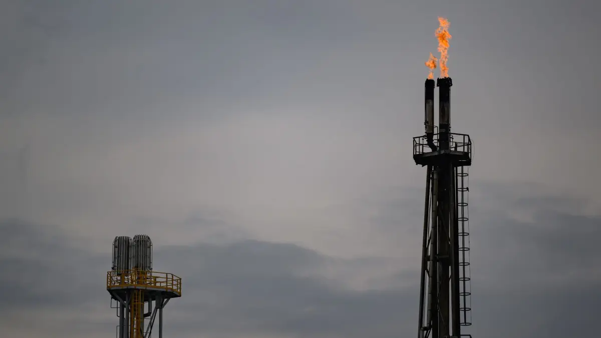 Raffinerie PCK: 11.05.2026, Brandenburg, Schwedt/Oder: Eine Gasfackel brennt auf einem Turm der Rohölverarbeitung auf dem Gelände der PCK-Raffinerie GmbH. Am selben Tag besuchte Katherina Reiche (CDU), Bundeswirtschaftsministerin, die Raffinerie PCK. Die Raffinerie in Schwedt versorgt weite Teile des Nordostens Deutschlands und Berlins mit Sprit, Heizöl und Kerosin. Russland hatte zum 1. Mai angekündigt an, dass die Durchleitung des Rohöls durch die Druschba-Pipeline gestoppt wird. Foto: Patrick Pleul/dpa +++ dpa-Bildfunk +++