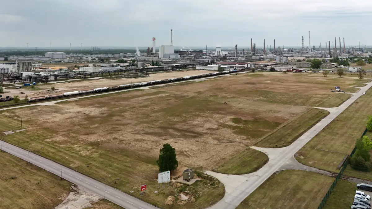 PCK: Schwedt, 11.05.2025: Auf dieser Fläche soll die größte Produktionsanlage für nachhaltige Flugkraftstoffe (e-SAF) im industriellen Maßstab im Industriepark der PCK-Raffinerie in Schwedt entstehen. Dafür haben die Concrete Chemicals GmbH, bestehend aus ENERTRAG und Zaffra, hat eine Förderung von 350 Millionen Euro erhalten.