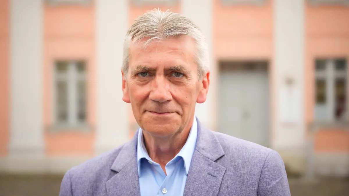 AfD-Kandidat gewinnt Bürgermeisterwahl in Zehdenick: 11.05.2026, Brandenburg, Zehdenick: Rene Stadtkewitz, Spitzenkandidat der AfD für die Bürgermeisterwahl, steht während eines Fototermins vor dem Rathaus am Markt. Stadtkewitz hat die Wahl zum Bürgermeister mit mehr als 50 Prozent der Stimmen gewonnen. Foto: Soeren Stache/dpa +++ dpa-Bildfunk +++