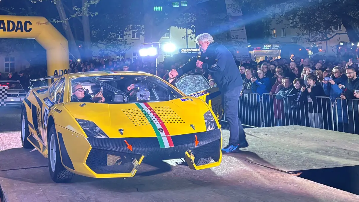 Fahrerpräsentation vor dem Kulturhaus: Stefan Windschiegl und sein Lamborghini wurden von den Motorsport-Fans in Seelow bejubelt.