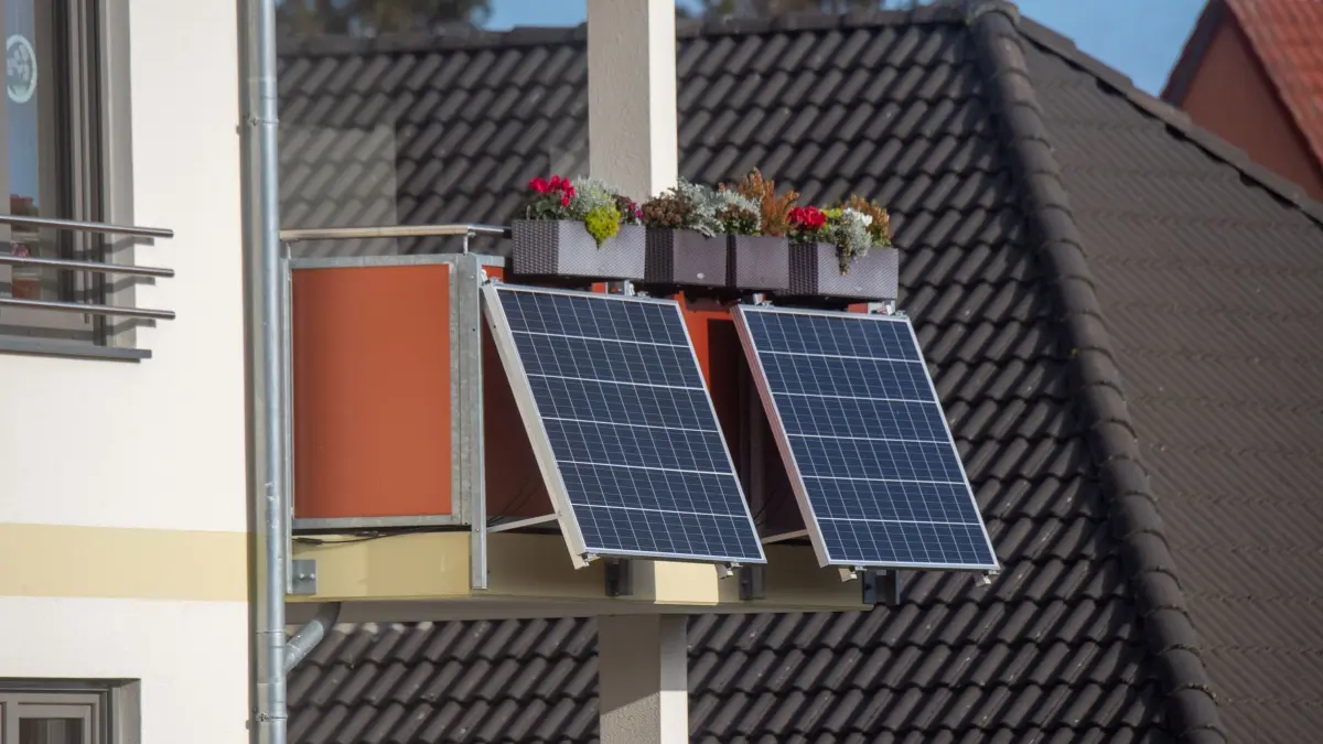 Solarmodule für ein Balkonkraftwerk hängen an einem Balkon: ARCHIV - Ein Balkonkraftwerk muss bei der Bundesnetzagentur angemeldet werden. Foto: Stefan Sauer/dpa/dpa-mag - Honorarfrei nur für Bezieher des Dienstes dpa-Magazin +++ dpa-Magazin +++