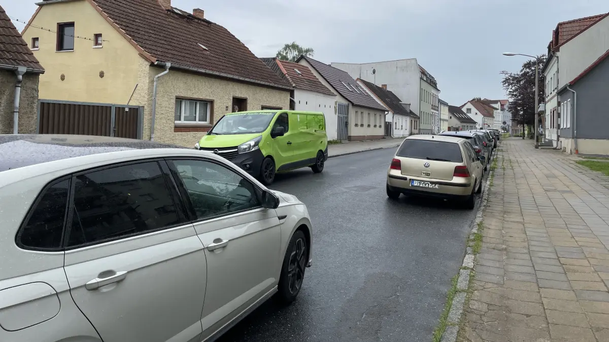 Angstmoment in Seelow: In der Küstriner Straße dürfen zwischen den beiden Fußgängerüberwegen bei der Sewoba und beim Gartencenter Autos parken. Autofahrer sind oft unsicher, ob der Platz zur Durchfahrt reicht.