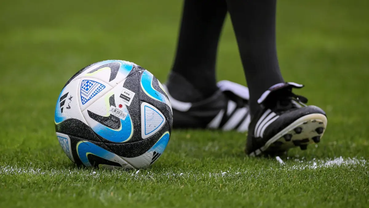 31.03.2024, Köln, Fußball, bwin 3. Liga Herren, Sportpark Höhenberg, 31. Spieltag, Saison 2023 2024, FC Viktoria Köln VfB Lübeck: Feature Symbolbild Freistoß. DFB regulations prohibit any use of photographs as image sequences and or quasi-video. Nordrhein-Westfalen Deutschland *** 31 03 2024, Köln, Fußball, bwin 3 Liga Herren, Sportpark Höhenberg, 31 Spieltag, Saison 2023 2024, FC Viktoria Köln VfB Lübeck Feature Symbolbild Freistoß DFB regulations prohibit any use of photographs as image sequences and or quasi video Nordrhein Westfalen Germany