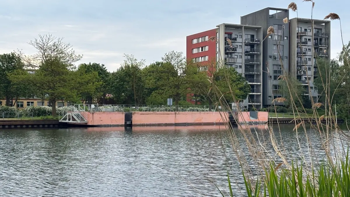 Der Schiffsanleger aus Frankfurt liegt noch immer im Kanal