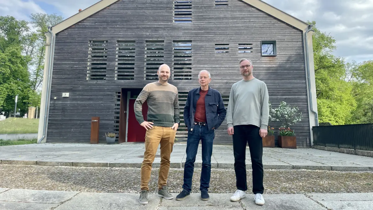 Tom Löschel, Andreas Thun und Stefan Haun vor dem ehemaligen Tanzsaal in Lanke. Von hier aus will tillX Agrarroboter als Dienstleistung auf die Felder bringen.