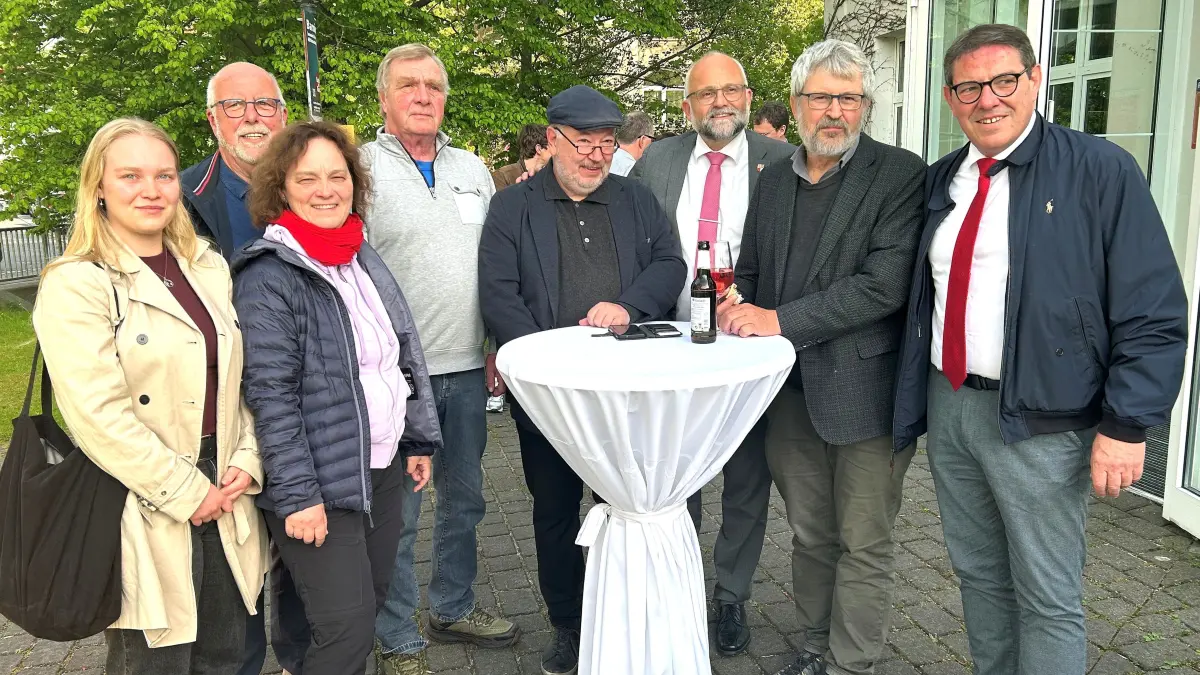 Mit vorsichtiger Zuversicht in Eberswalde: Daniel Kurth (3. v. r.) und einige Unterstützer, unter ihnen Bernaus Bürgermeister André Stahl und Brandenburgs langjähriger Umweltminister Axel Vogel (v. r.) haben sich am Haus Schwärzetal zu einer Wahlparty zusammengefunden. Im Laufe des Abends nehmen die Zuversicht des Amtsinhabers und die Zahl der Gäste deutlich zu.