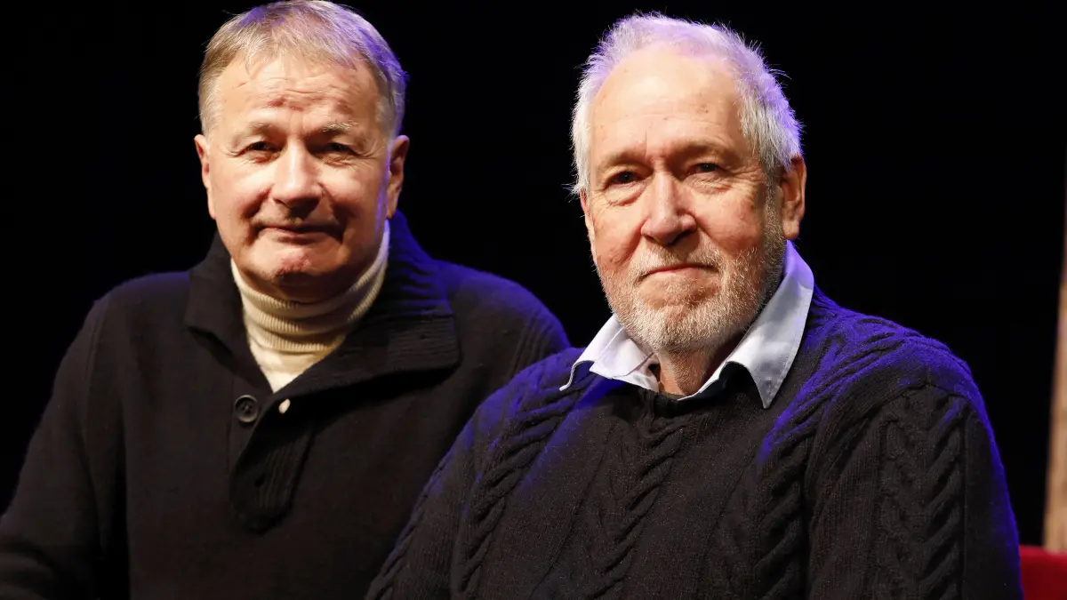 Gute Bekannte: Thomas Rühmann und der britische Autor John Ironmonger. Nach "Der Wal und das Ende der Welt" ist "Das Jahr des Dugong" schon das zweite Buch, das im Theater am Rand adaptiert wird.