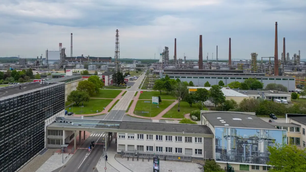 Raffinerie PCK: 11.05.2026, Brandenburg, Schwedt/Oder: Das Gelände der PCK-Raffinerie GmbH (Luftaufnahme mit einer Drohne). Am selben Tag besuchte Katherina Reiche (CDU), Bundeswirtschaftsministerin, die Raffinerie PCK. Die Raffinerie in Schwedt versorgt weite Teile des Nordostens Deutschlands und Berlins mit Sprit, Heizöl und Kerosin. Russland hatte zum 1. Mai angekündigt an, dass die Durchleitung des Rohöls durch die Druschba-Pipeline gestoppt wird. Foto: Patrick Pleul/dpa +++ dpa-Bildfunk +++