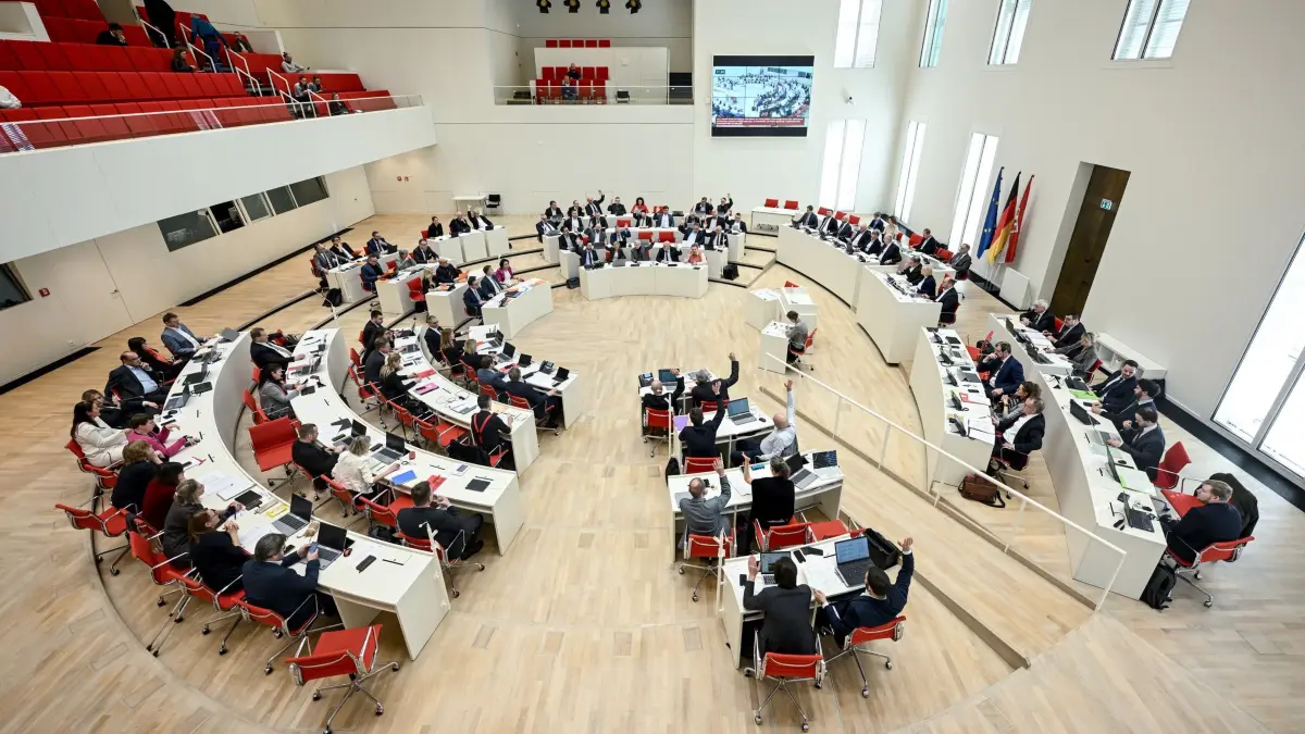 Sitzung Landtag Brandenburg: ARCHIV - 25.02.2026, Brandenburg, Potsdam: Abgeordnete im Plenarsaal in Potsdam. (zu dpa: «Fast 1.800 Schüler saßen auf der Besuchertribüne im Landtag») Foto: Britta Pedersen/dpa +++ dpa-Bildfunk +++