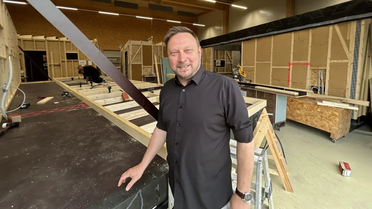 Dennis Stellmacher fertigt in seiner Tischlerei TMF in Neuruppin Möbel und Tiny-Häuser. Dass eine geplante Tiny-House-Siedlung bei Fehrbellin nun nicht entstehen soll, hat sein Unternehmen hart getroffen.