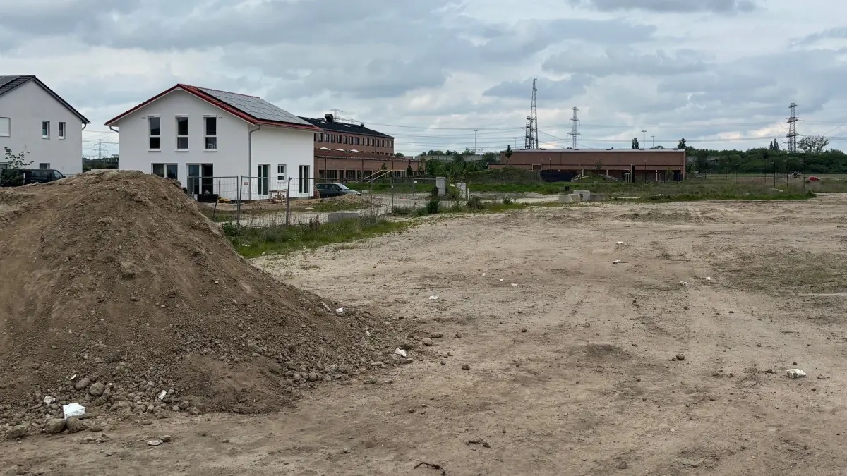 Baugebiet Gruscheweg 7, links: EFH im Binger Bogen, freie Fläche bietet Platz für Reihenhäuser