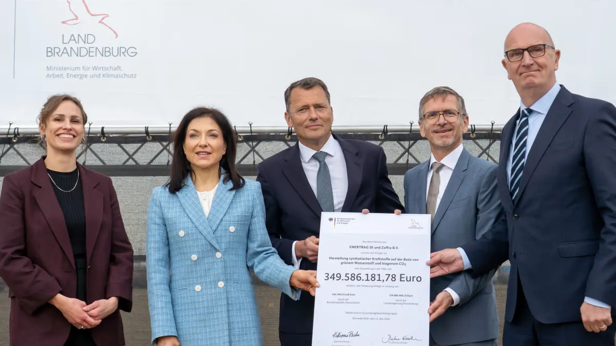 PCK: Schwedt, 11.05.2025: Eva-Maria Dichtl, Geschäftsführerin Brandenburg eSAF, Bundeswirtschaftsministerin Katherina Reiche (CDU), Jan Toschka, CEO von Zafra, Gunar Hering, CEO von Enertrag und Brandenburgs Ministerpräsident Dietmar Woidke (SPD) bei der Übergabe des Förderbescheids für den Bau einer geplanten Anlage zur Produktion synthetischer Flugkraftstoffe. Das Vorhaben soll von den Unternehmen Enertrag und Zaffra im Industriepark der PCK-Raffinerie umgesetzt werden. Insgesamt wurden dafür Fördermittel in Höhe von 350 Millionen Euro bewilligt.