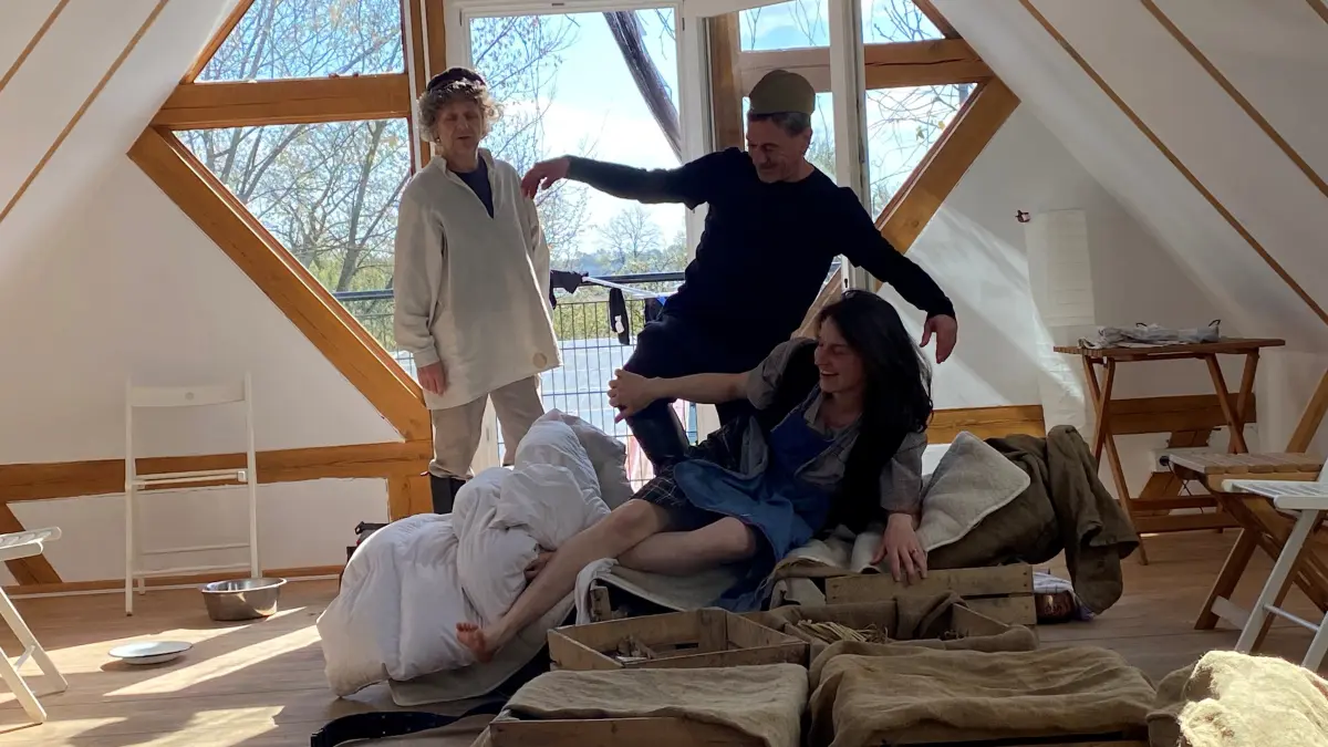 In Kuhbrücke: Paweł Niczewski (Jan), Thomas Gerber (sowjetischer Soldat) und Paula König (Marta) proben die Szene, in der eine Vergewaltigung verhindert wird.