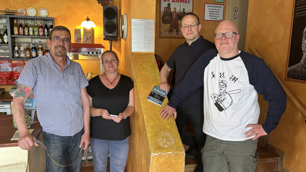 Einige der Kinobetreiber, von links: Genossenschaftler Ahne Ihm, Angestellte Jana Strohmeyer, die Genossenschaftler Thomas Apitz und Sebastian Bernhardt.