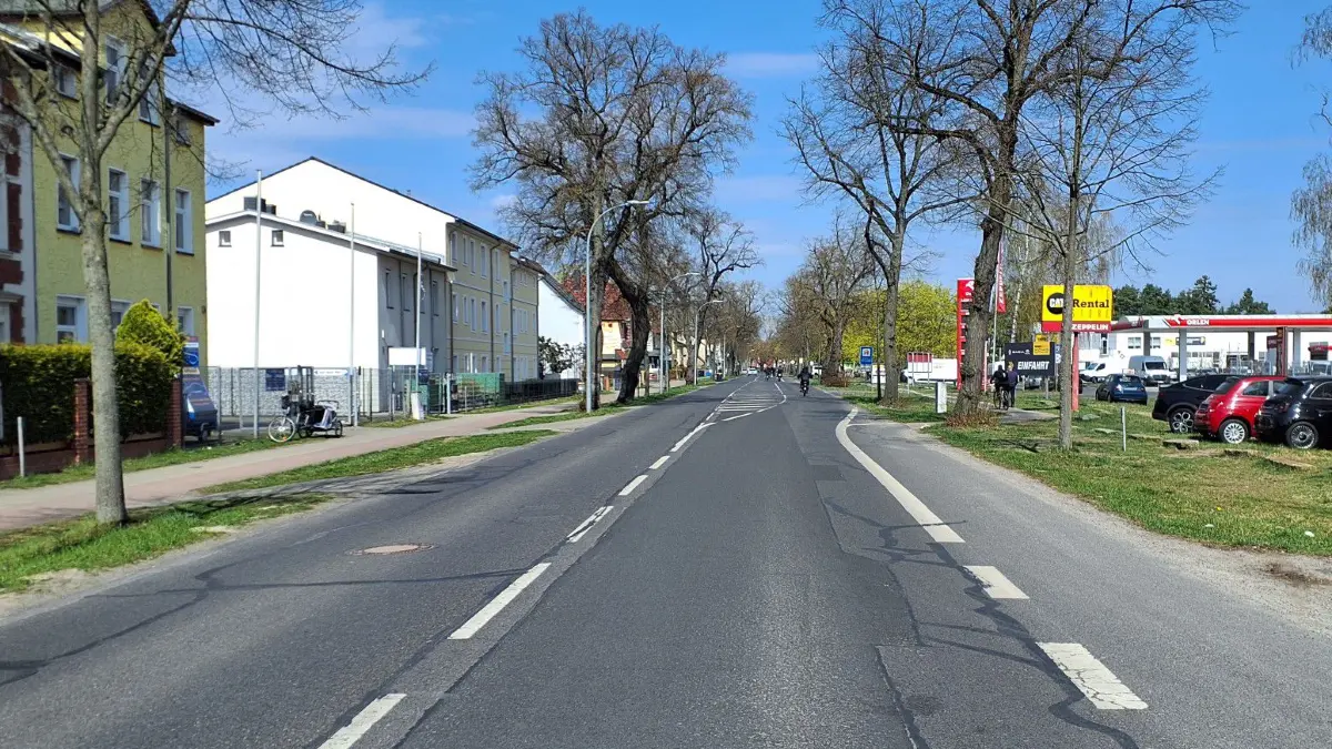 Neue Deckschicht, Bushaltestellen und Mittelinseln Startschuss für die Modernisierung der Sachsenhausener Straße fällt am 18. Mai, Sperrung über Monate