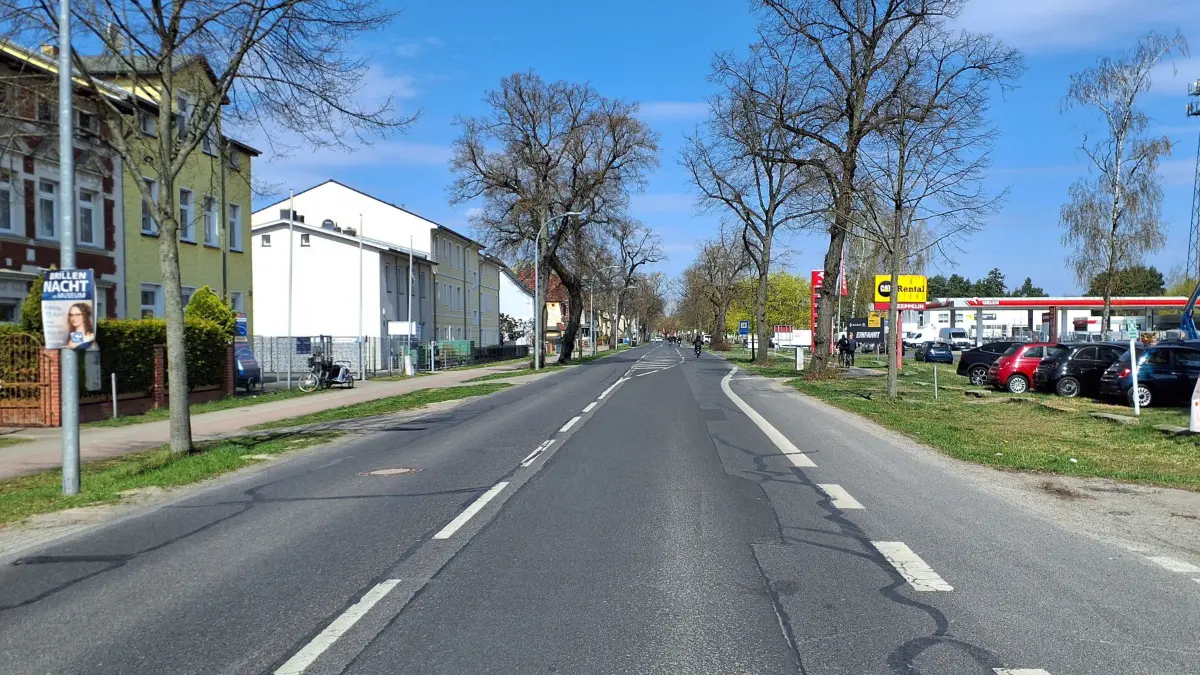 Neue Deckschicht, Bushaltestellen und Mittelinseln Startschuss für die Modernisierung der Sachsenhausener Straße fällt am 18. Mai, Sperrung über Monate