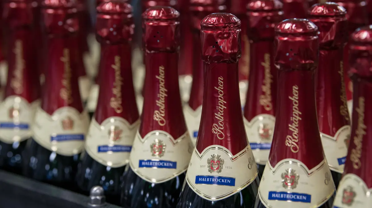 Sektflaschen in einer Produktionslinie in der Sektkellerei Rotkäppchen-Mumm in Freyburg.