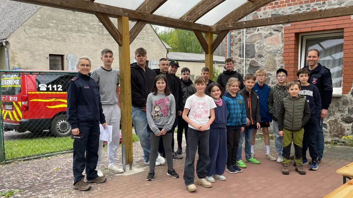 Die Friedländer Feuerwehr-Stadtjugendwartin Babett Schmidtchen und Ausbilder Maik Neumann starten zusammen mit Leon, Carlo, Wilhelm, Sarah, Milow Jace, Adrian, Paul, David, Jannek, Tim, Levi, Lisa, Silvana, Jannis Kurt, Linus Fritz, Ella und weiteren Jugendlichen wieder in die Ausbildung in Friedland/Weichensdorf.