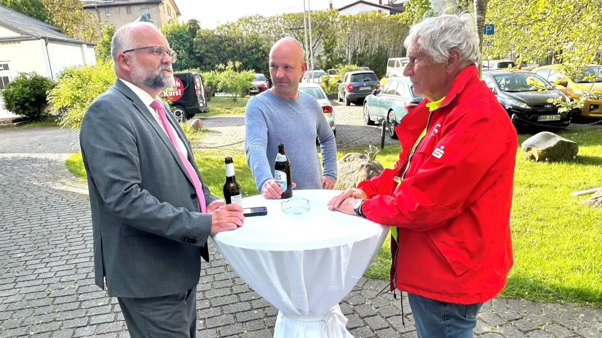 Plausch auf der Wahlparty in Eberswalde: Landrat Daniel Kurth spricht am Haus Schwärzetal mit Sven Wallrath und Josef Keil (von links).