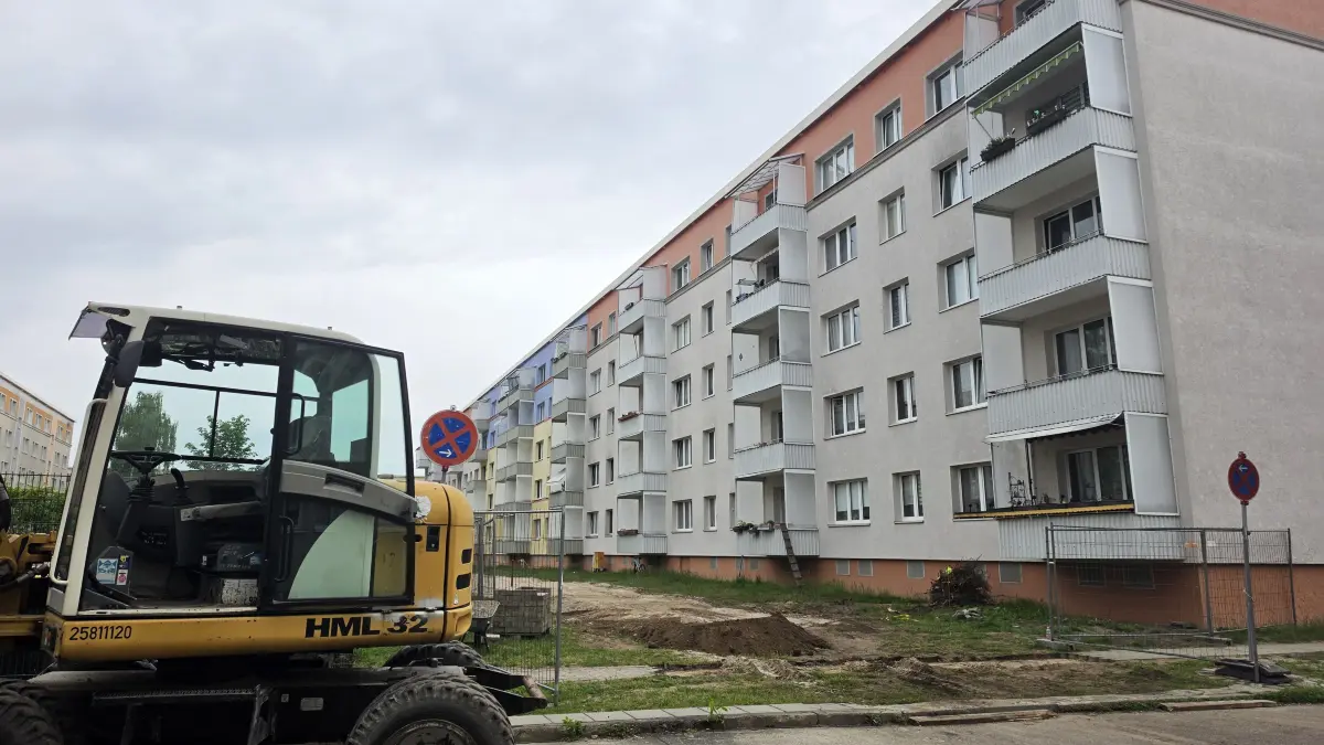 Die Vorbereitungen für die Arbeiten an den Wohnblöcken an der Heinersdorfer Straße in Schwedt haben am 11.5.2026 schon längst begonnen. Die Investition soll die Wohnungen, aber auch das Koch-Quartier aufwerten.
