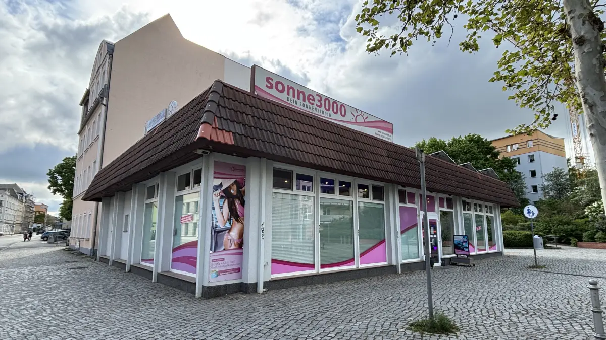 Sonnige Aussichten: Das Sonnenstudio Sonne 3000 in Fürstenwalde sucht einen neuen Besitzer. Das Gewerbe-Objekt an der Frankfurter Straße, direkt am Fußgängerbereich Doppelgänger, lockt mit großer Ausstattung und Kundenstamm. Doch was wird finanziell verlangt?