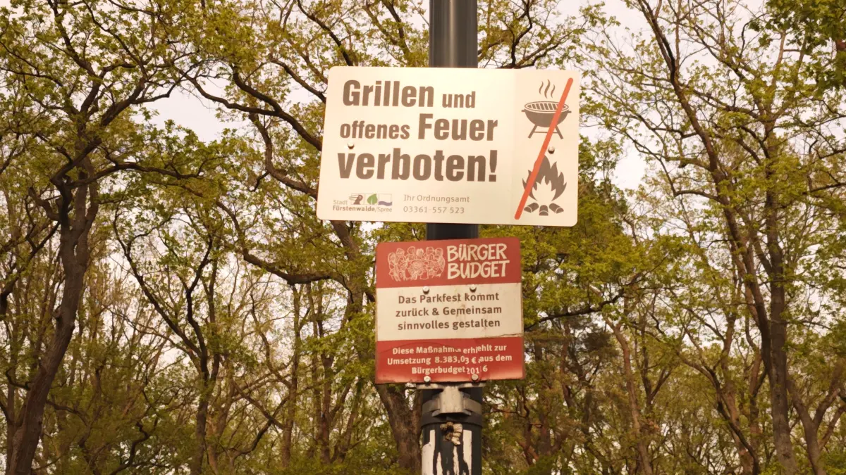 Grillverbot in Fürstenwalde: Solche Schilder weisen darauf hin, dass in Anlagen wie dem Stadtpark Grillen nicht gestattet ist.