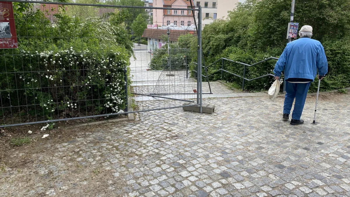 Gesperrt: die Fußgängertreppe zur Frankfurter Straße in Fürstenwalde. Die Menschen müssen den Umweg über den in Kurven laufenden Weg daneben nehmen.