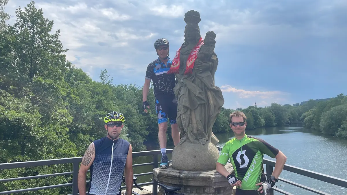 Unter anderem radelten die fahrradbegeisterten Fans von Energie Cottbus um Jörn Branzke bereits zum Auswärtsspiel nach Unterhaching. Am 38. Spieltag der 3. Liga geht es nun nach Regensburg.