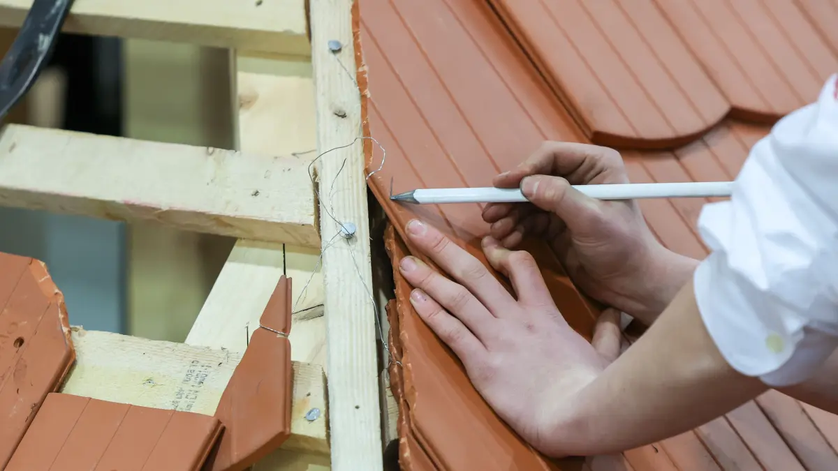 Es blieb beim Aufmaß: Ein Handwerker aus Fredersdorf-Vogelsdorf prellte seine Kundschaft, indem er neue Dächer und Carports versprach, ohne jemals tätig zu werden. (Symbolbild)