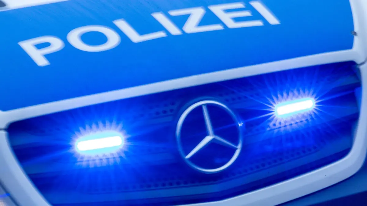 ARCHIV - 10.02.2024, Mecklenburg-Vorpommern, Rostock: Ein Einsatzfahrzeug der Polizei fährt mit Blaulicht durch die Innenstadt. (zu dpa: «Leiche am Ostseestrand von Usedom entdeckt») Foto: Jens Büttner/dpa +++ dpa-Bildfunk +++