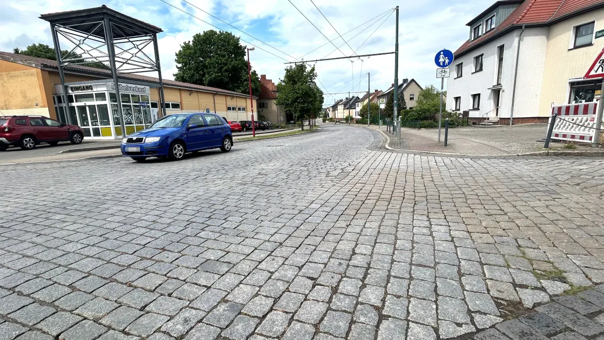 Setzungen, Verwerfungen und Rillenbildungen: Die Saarstraße in Eberswalde ist laut Bestandsaufnahme aus dem städtischen Baudezernat in einem für Anwohner und Nutzer nicht mehr hinnehmbaren schlechten Zustand. Die Fahrbahn besteht aus Großpflaster.
