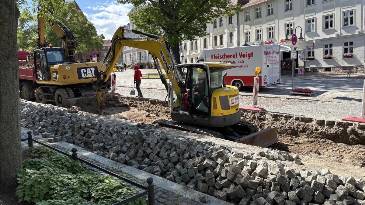 Baustelle: Ein Bagger stemmt den Untergrund der Karl-Marx-Straße in Bad Freienwalde auf, um Frostschäden zu beseitigen.