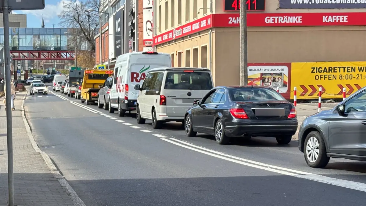 Dichter Verkehr auf den Straßen in Slubice (Polen): Eine Umgehungsstraße soll Abhilfe schaffen. Welche Neuigkeiten es bei dem Thema gibt.