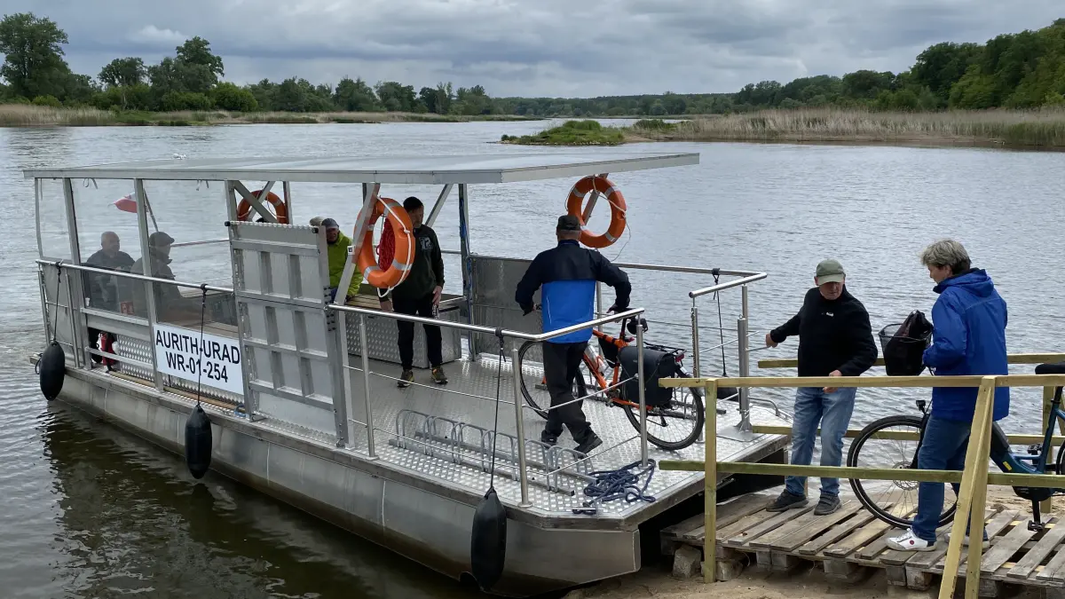 Müssen vorerst auf die grenzüberschreitende Fähre verzichten: Radtouristen auf der polnischen Seite in Urad. Für das Pfingstwochenende stehen die Chancen für einen Fährbetrieb wieder gut.
