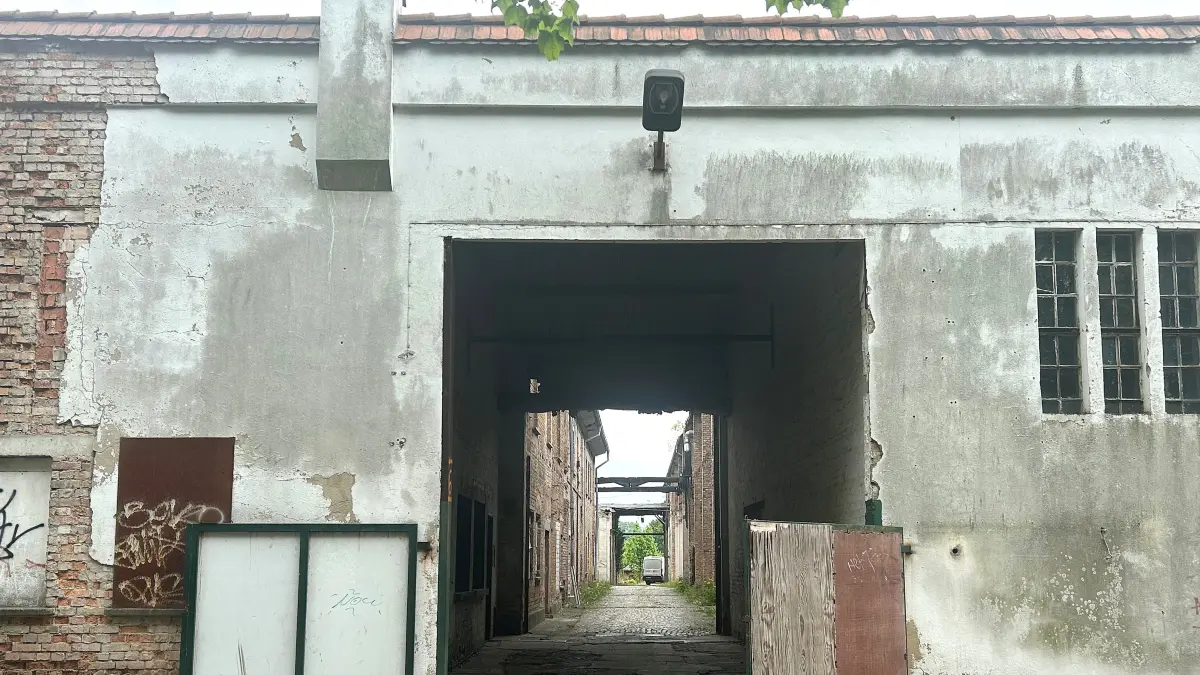 Haupteingang zum Gewerbehof an der Ackerstraße 6 in Eberswalde: An den Bestandsgebäuden nagt der Zahn der Zeit. Von den Fassaden blättert Putz und Farbe ab.