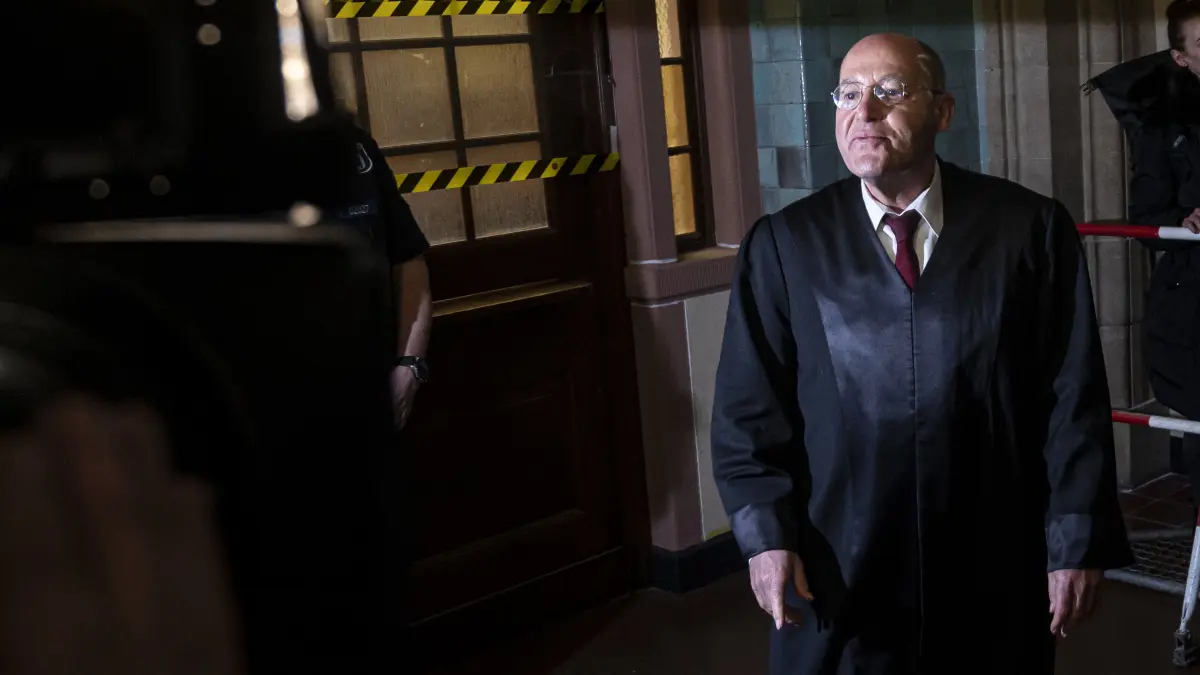 Rechtsanwalt Gregor Gysi bei einem früheren Verfahren in Berlin. Der Jurist und Poliker war bereits bei einigen brisanten Verfahren als Verteidiger im Einsatz. (Archivbild)