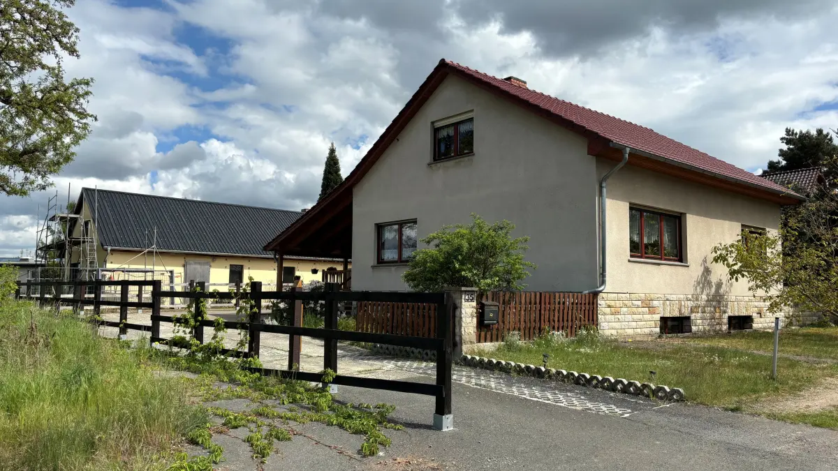 Dieses Einfamilienhaus in Schwielochsee im Ortsteil Speichrow wird versteigert. Das sollte ein Käufer wissen.