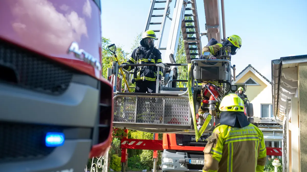 Brand in Bernau bei Berlin: In der Rheingoldstraße brachen Flammen im Dach eines Einfamilienhauses aus.