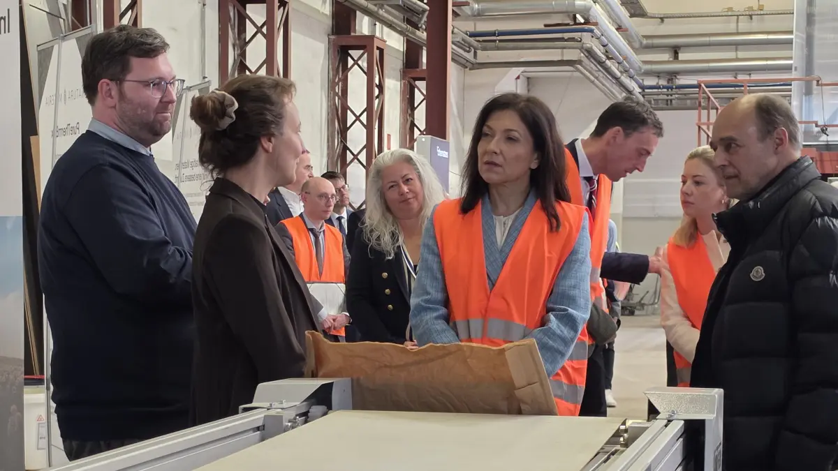 Stipvisite am 11.5.2026 im Startup-Labor Schwedt. Bundeswirtschaftsministerin Katherina Reiche (CDU, 2. von rechts) lässt sich das Projekt Natura Materials vorstellen. Projektleiter Sascha Lademann sowie die beiden Gründer Lousia-Victoria Büchelhofer und Mathias Konrad erläutern ihre Innovation (von links).