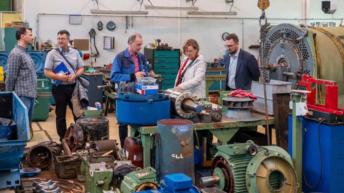 Firmenrundreise: Schwedt, 12.05.2026: Beim Rundgang durch die EAS Schwedt GmbH tauschten sich Geschäftsführer Ralf Kraus und Martin Marks mit Bürgermeisterin Annekathrin Hoppe, Philip Pozdorecz und Marko Schmidt von der Wirtschaftsförderung über aktuelle Herausforderungen und Perspektiven aus.