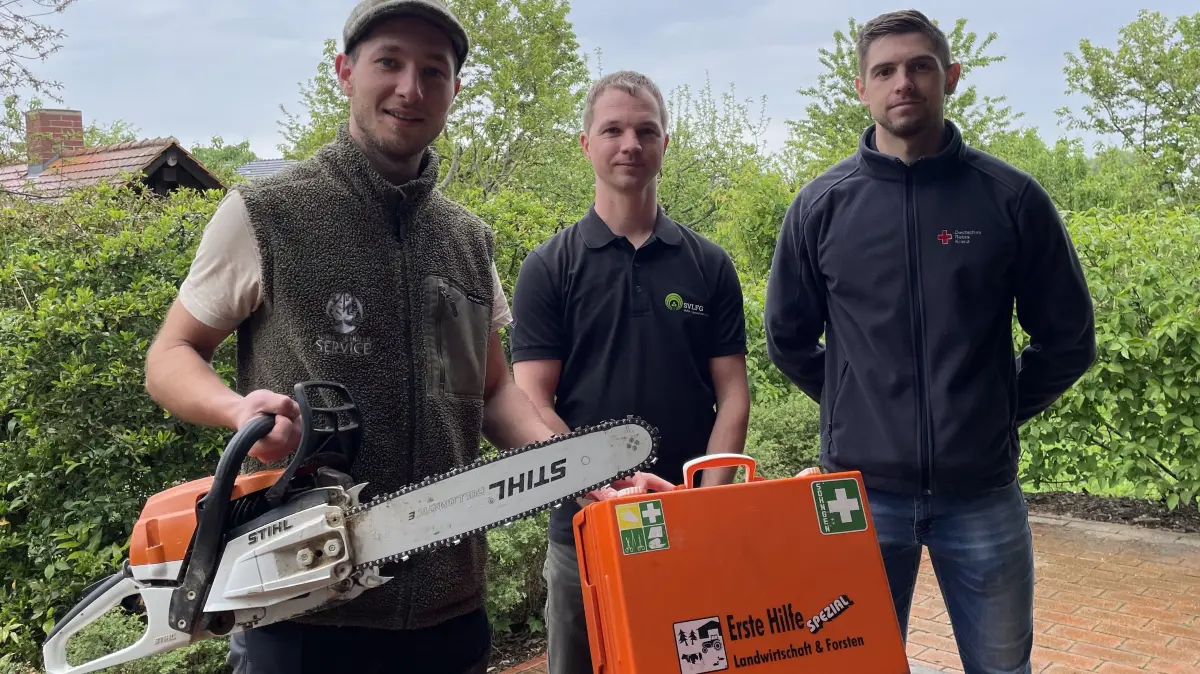 Für die Schulungsveranstaltung zur Ersten Hilfe im Wald holt Adrian Schüler (links) kompetente Unterstützung an Bord: Mit dabei sind Martin Harp von der Berufsgenossenschaft SVLFG (Mitte) sowie der erfahrene Rettungssanitäter Nick Gericke (rechts) vom DRK.