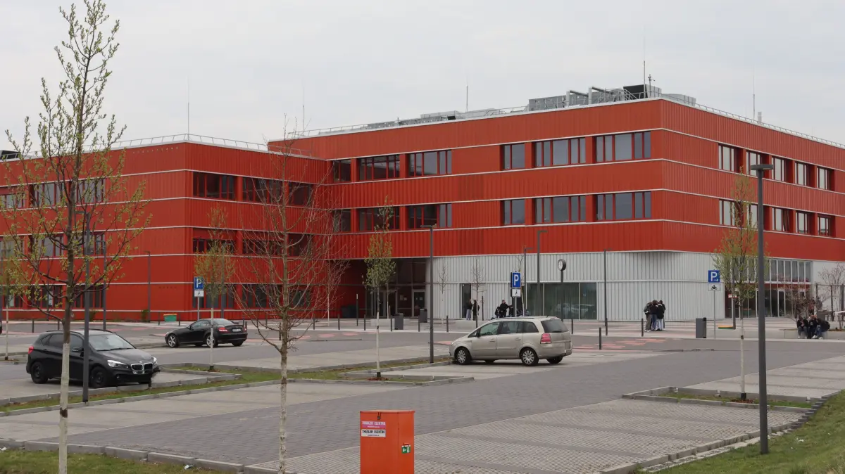 Schulcampus Altlandsberg: Blick auf die Oberschule. In den Gebäuden werden gastweise auch die ersten Klassen des künftigen Gymnasiums Strausberg II unterrichtet, deren Schule erst noch errichtet werden muss.