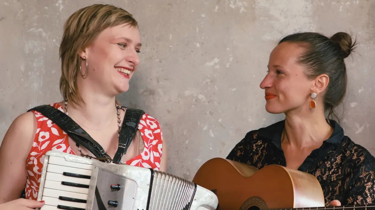 Am 16. Mai präsentieren Ernestine Luise (links) und Judith Antkowiak (rechts) ab 10.30 Uhr französische Songs vor dem Neuen Rathaus Bernau. Foto: Robert Wendel