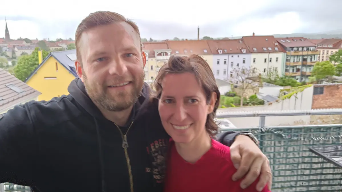 Martin und Susann Rudoba wieder vereint in ihrer Wohnung in Bautzen. Seit dem 4. März 2026 ist Susann wieder Zuhause. Noch hat sie Pflegegrad 5, doch die Genesung vom Wachkoma schreitet voran.
