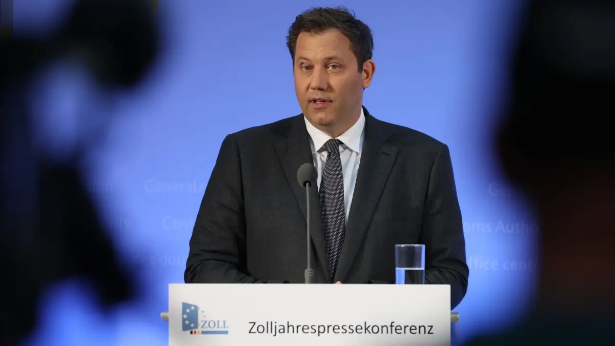 Vorstellung der Zoll-Jahresbilanz 2025: 12.05.2026, Sachsen, Schkeuditz: Lars Klingbeil (SPD), Bundesfinanzminister, spricht bei der Vorstellung der Jahresbilanz des Zolls. Der boomende Versandhandel sorgt beim Zoll für mehr Arbeit. Im Jahr 2025 fertigten die Zöllnerinnen und Zöllner knapp 790 Millionen Warensendungen mit einem Wert von 1,4 Billionen Euro ab. 2024 waren es noch 595 Zollsendungen im Wert von 1,3 Billionen Euro. Foto: Jan Woitas/dpa +++ dpa-Bildfunk +++