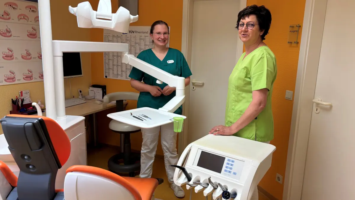 Generationswechsel: Zahnärztin Karin Paul in Angermünde ist eine von insgesamt fünf, die aktuell oder in Kürze in den Ruhestand gehen. Sie ist seit 40 Jahren für ihre Patienten da. Jetzt gibt sie ihre Praxis ab und musste ein Jahr lang nach einbem Nachfolger suchen.
