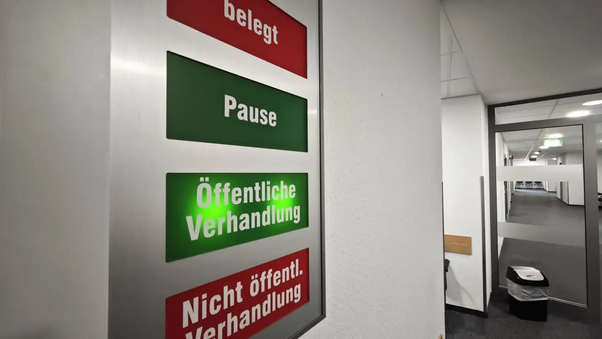 Blick in einen Flur des Amtsgerichts Fürstenwalde. Drei junge Männer müssen sich wegen gefährlicher Körperverletzung verantworten. Am ersten Prozesstag rückte die Polizei an. (Archivfoto)