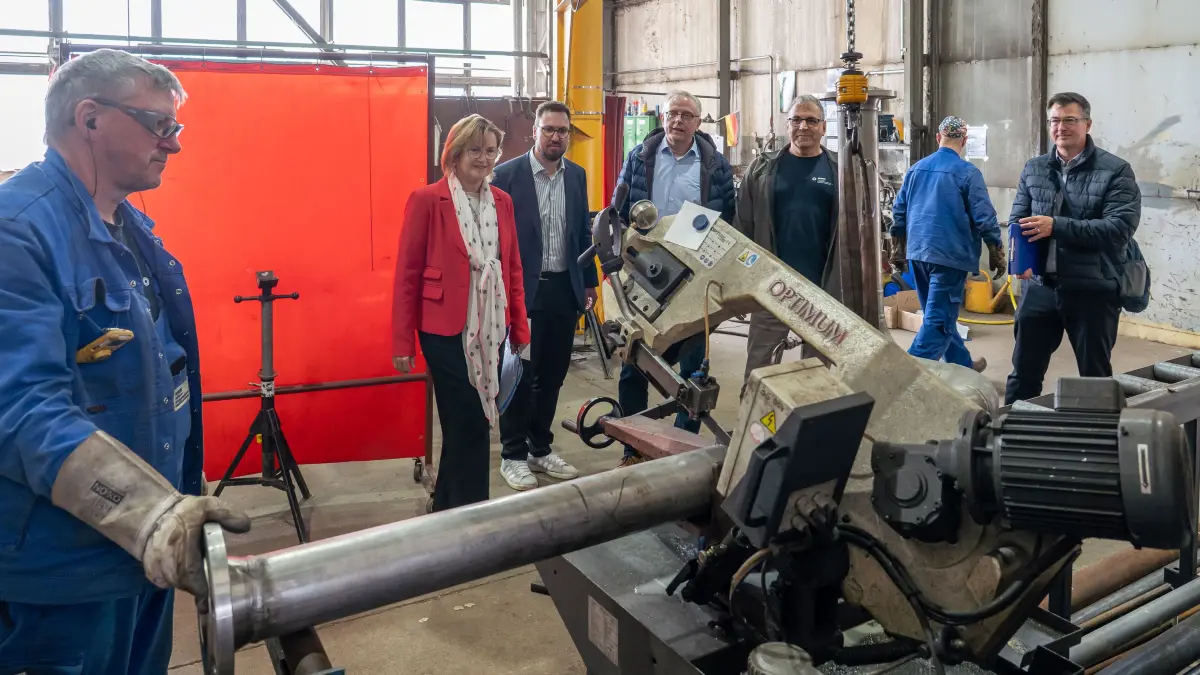 Firmenrundreise: Schwedt, 12.05.2026: Beim Firmenbesuch bei MMM erhielten Bürgermeisterin Annekathrin Hoppe, Philip Pozdorecz und Marko Schmidt von der Wirtschaftsförderung von Geschäftsführer Henry Dochow und Jörg Erhardt, technischer Leiter, Einblicke in das Unternehmen.